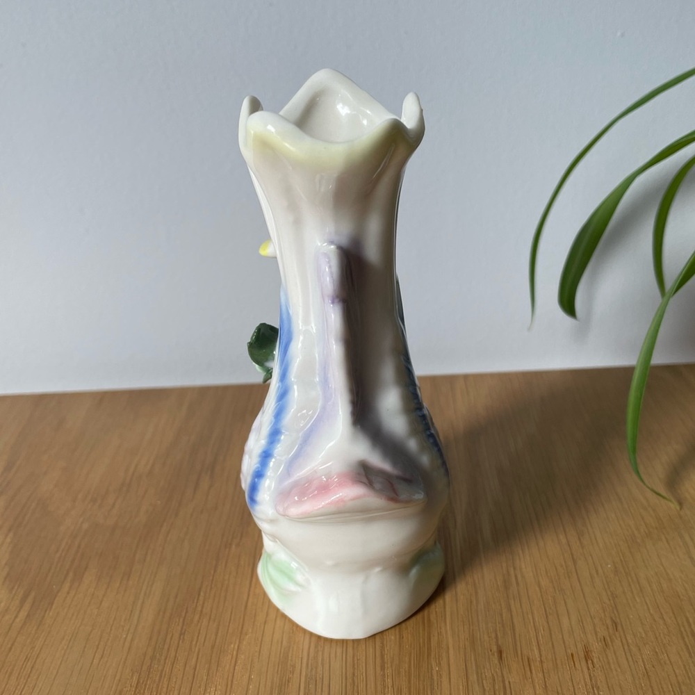 Mid-century Porcelain Swan Bud Vase with Pastel Accents - Picture 13 of 14